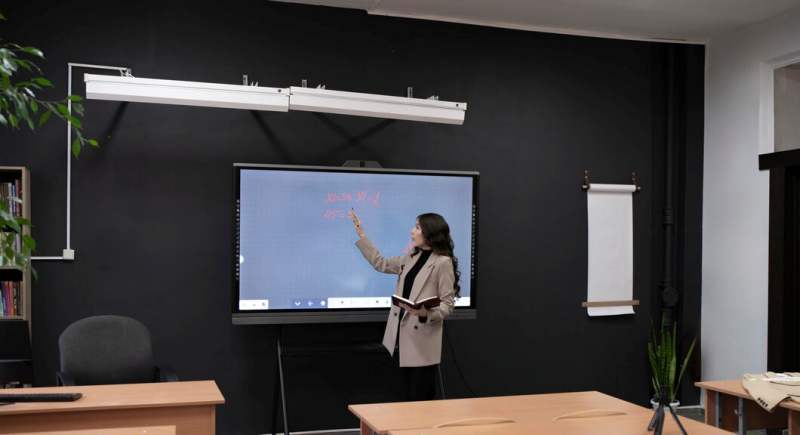 Fitur Wajib Smart Board 86 Inch untuk Ruang Kelas Digital & Kantor Modern