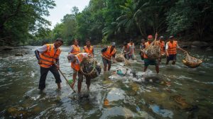 Petugas Dinas Lingkungan Hidup membersihkan sampah plastik di sungai bersama warga desa.
